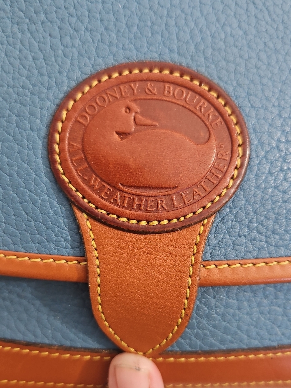 Vintage Dooney & Bourke East West Shoulder Bag Blue Pebbled Leather Tan Trim R17 - Picture 2 of 13